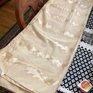 Set of 2 gold tablecloths & matching napkins